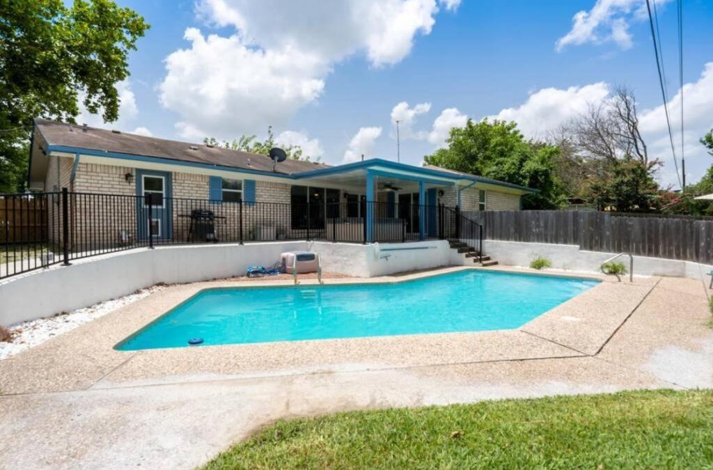 Killeen Villa | The Breezy Blue View with hot tub and pool