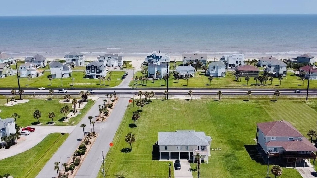 Indian Beach House | The breezy House – 5 minute stroll to the beach.