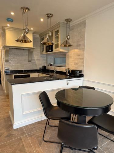 Golders Green Apartment | The Brent Cross Suite