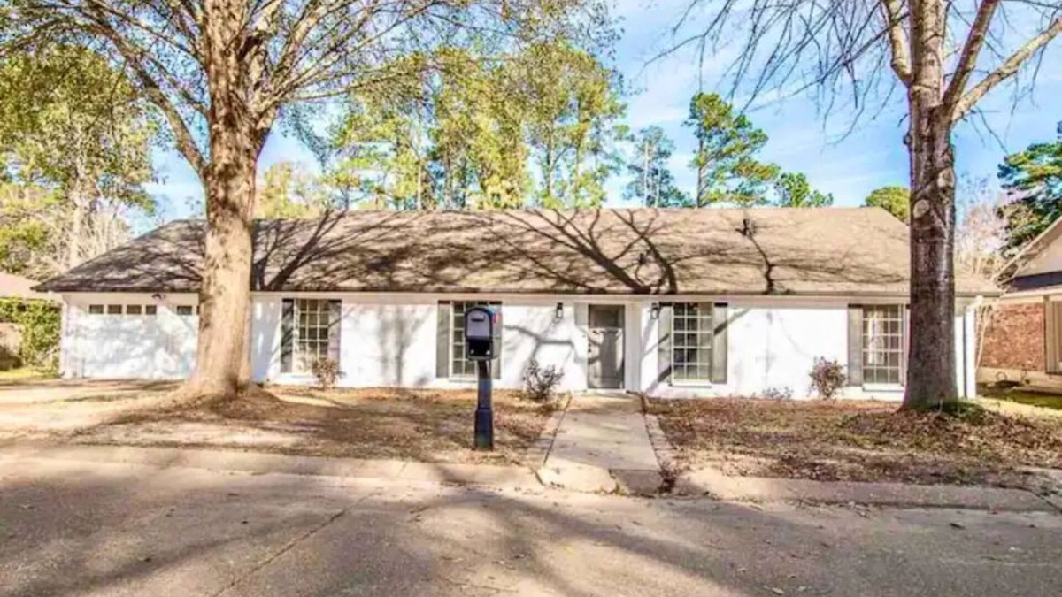 Alexandria House | The Briarcliff - 4 bedroom/3 bath home with back patio and large back deck