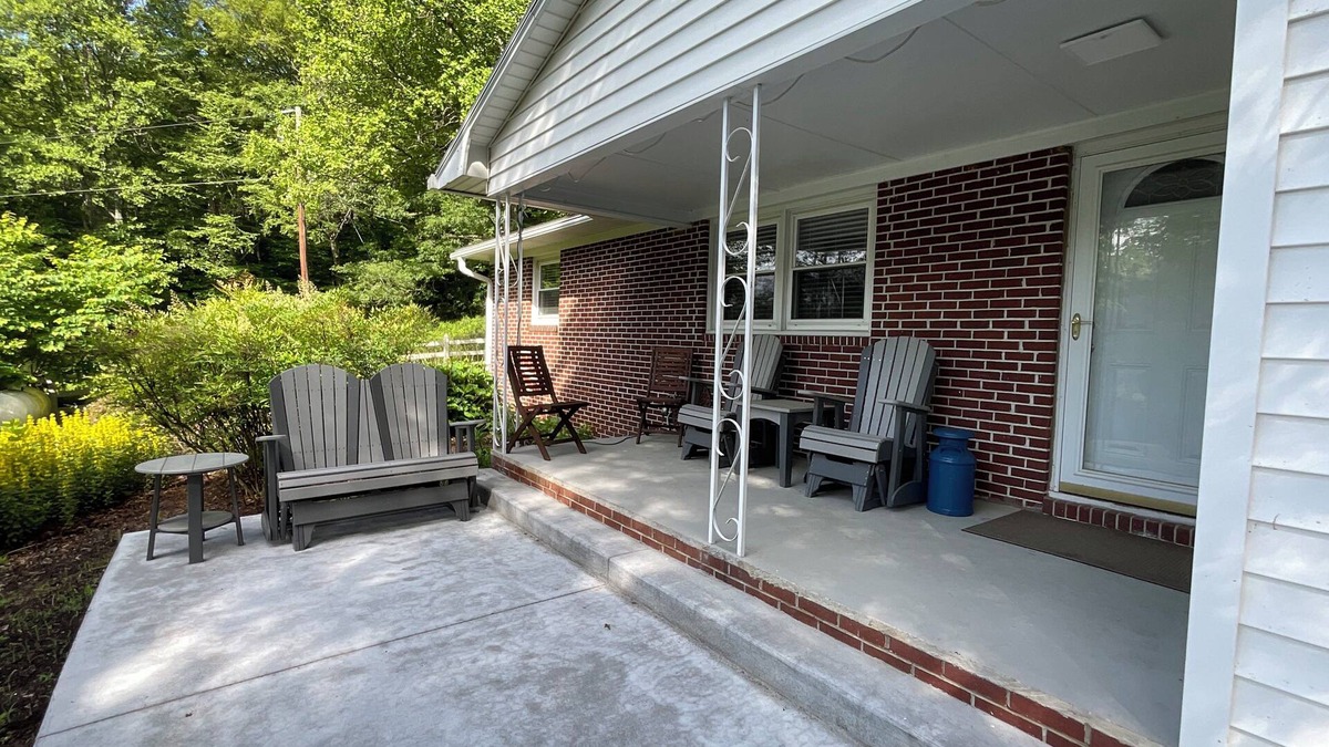 Dugspur House | The Brick Bungalow at Floyd Pike
