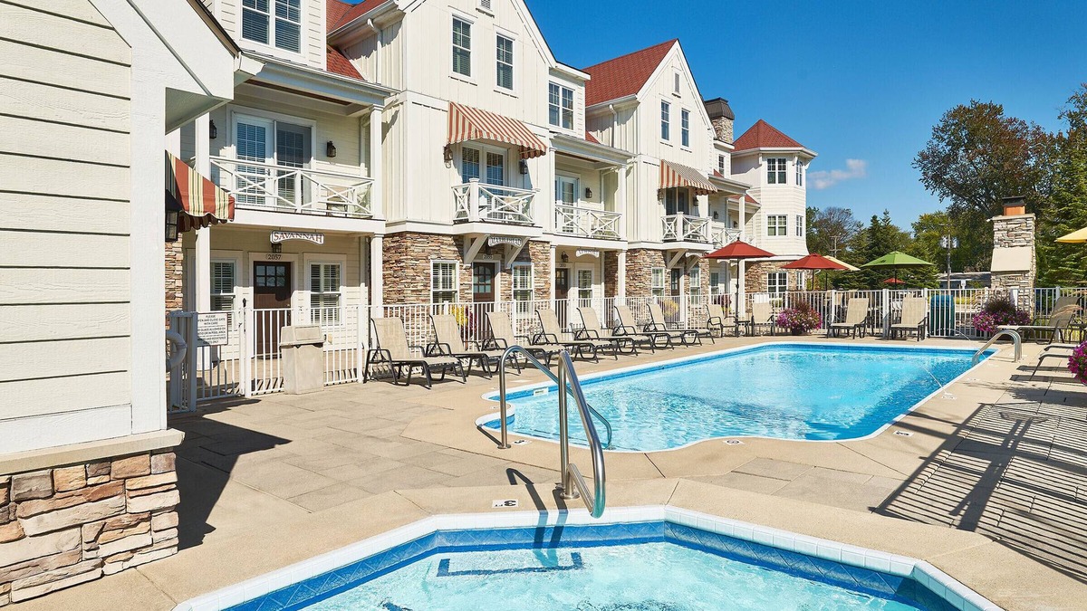 Holland House | "The Bridgeport" Luxury Townhome, Pool, Hot Tub, Golf Membership, Near Lake and Beaches