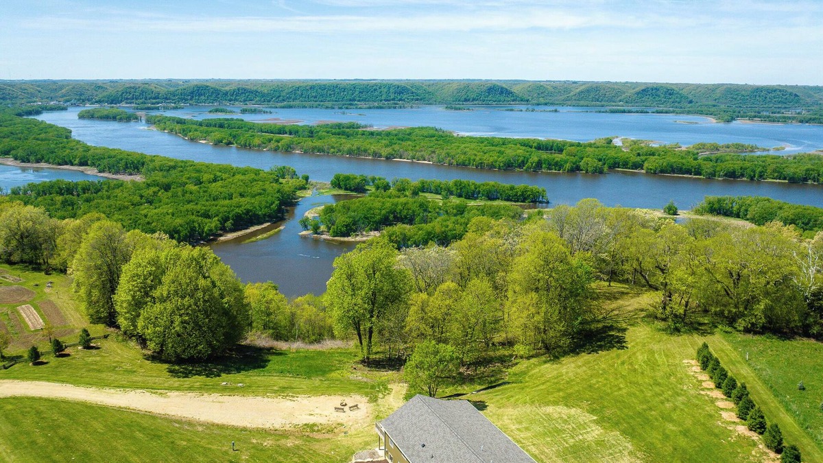 De Soto Cabin | The Bridgeview Lodge, Hot tub, Amazing River Views and sun sets.