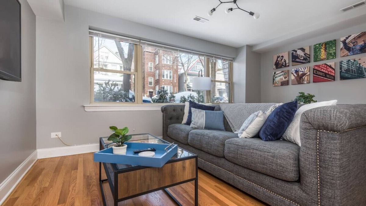 Uptown Condo | The Bright Retreat in Andersonville