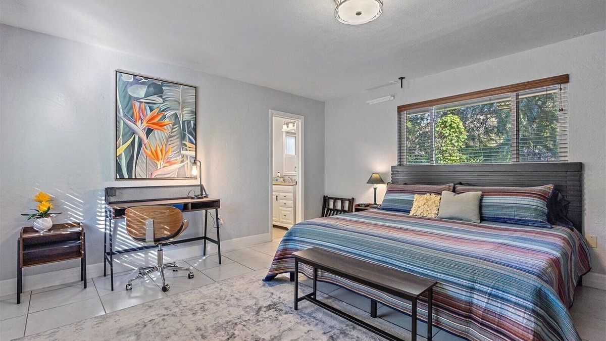 Central Sarasota Cottage | The Bromeliads - Cozy Cottage close to everything w/grill on patio