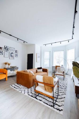 Woodlawn Apartment | The Brown House - A luxurious UChicago Campus stay