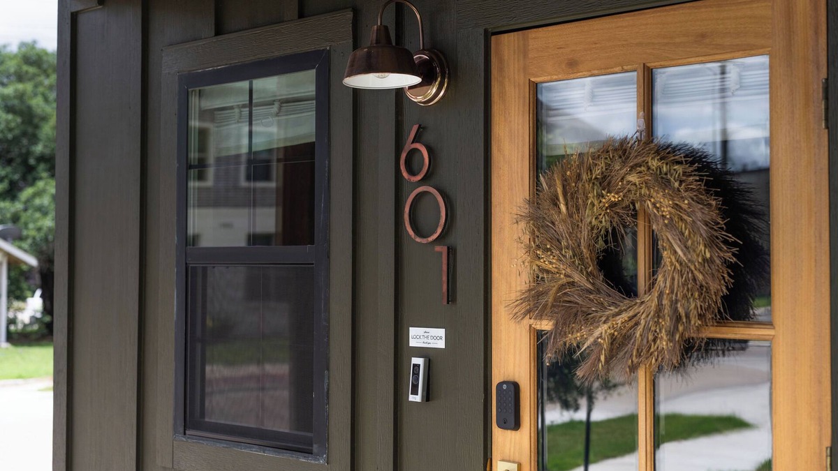 Downtown Cottage | The Bryan Treehouse, near Texas A&M! Your Home Away from Home!