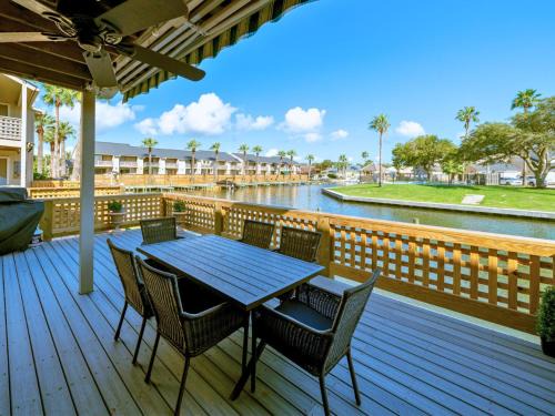 Harbor Oaks Apartment | The BS Lake House