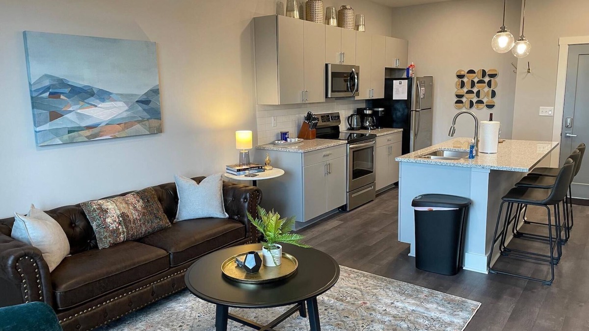 Columbus Apartment | The Buckeye Bungalow | Garage | Walk-In Shower!