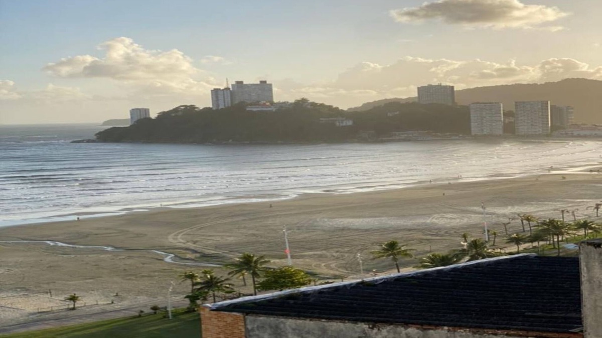 Itarare Apartment | The building faces the beach and the kitnet has a wide view of it.