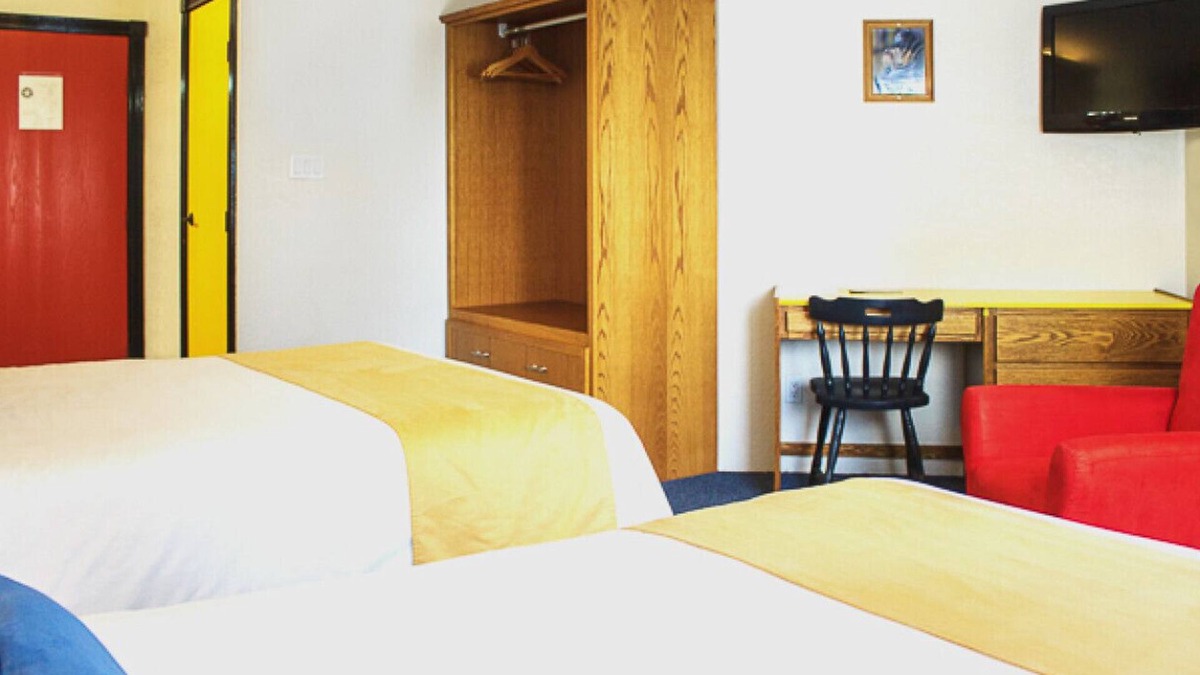 Silver Star Mountain Hotel | The Bulldog Silver Star - Standard Queen + Queen 2