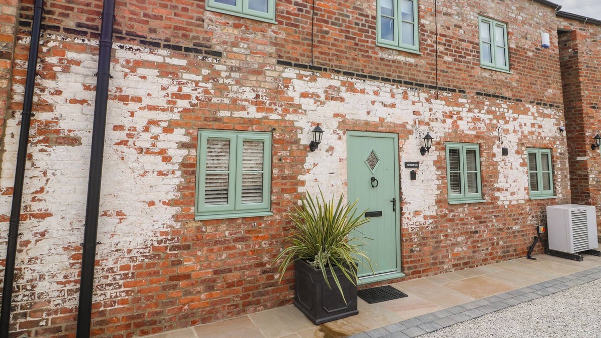 Selby Cottage | THE BULWARK, romantic, with hot tub in Drax, North Yorkshire