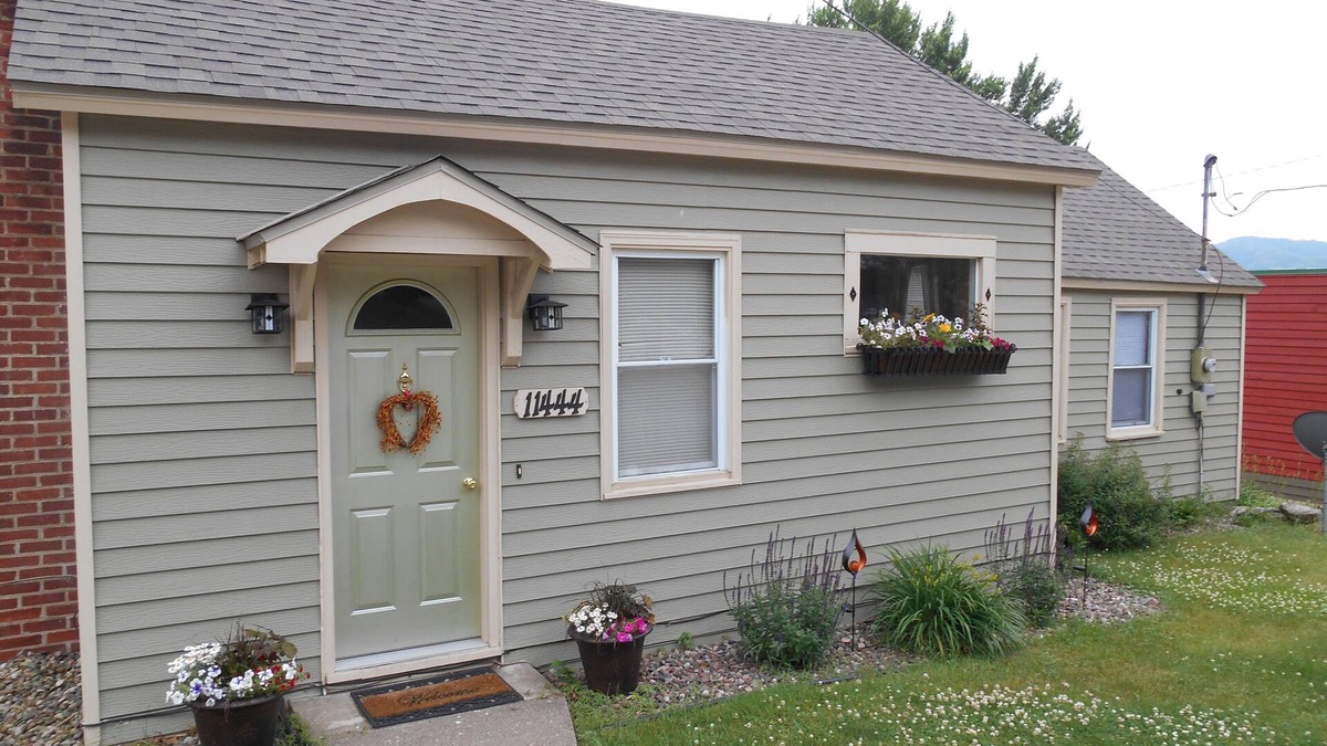 Trempealeau House | The Bungaleau 1 Bedroom House In Cute Rivertown