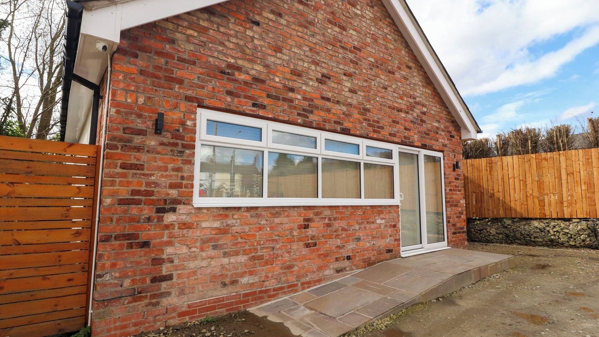 Adlington Cottage | THE BUNGALOW AT 46 CHURCH ST, pet friendly in Adlington