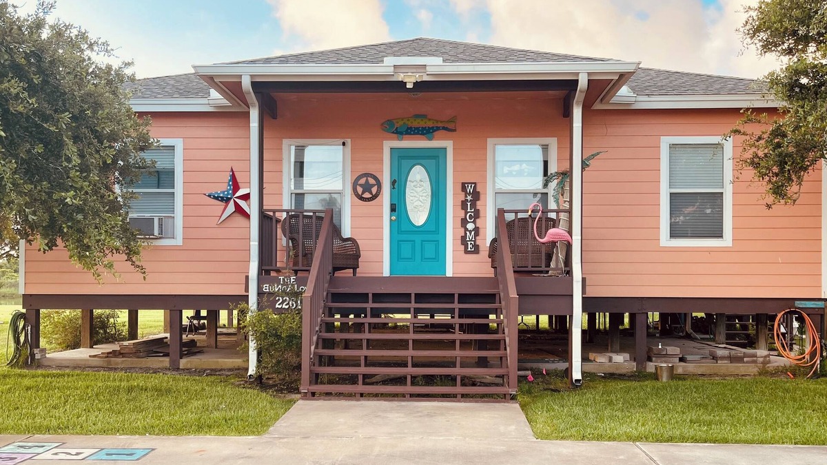 Port O Connor House | THE BUNGALOW-DELIGHTFUL GETAWAY FOR 7-10 FOLKS WITH STOCKED POND AND COOL DECK.