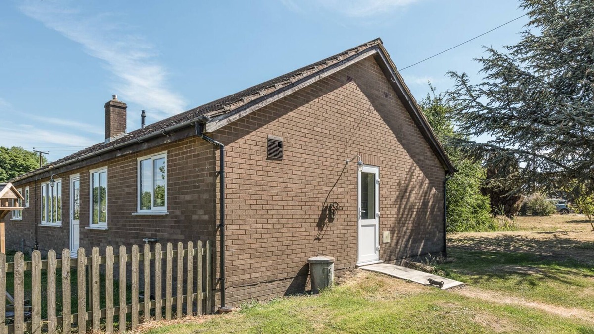 Farlow Cottage | THE BUNGALOW, pet friendly, with a garden in Cleobury Mortimer