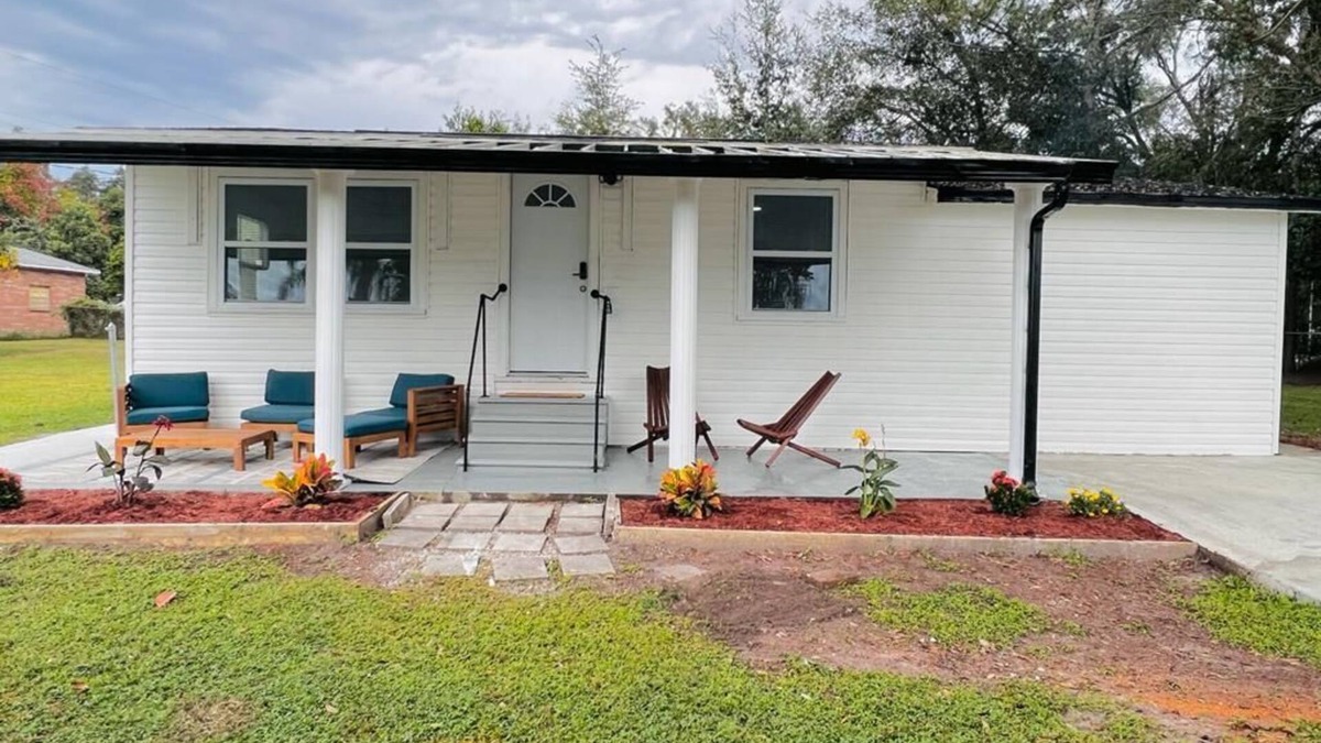 Zephyrhills House | The Bungalow Getaway