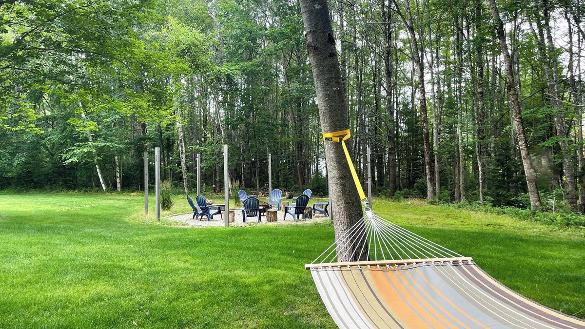 Kennebunk House | The Bunk House KBK. 3 min to beach- sleeps 9. Oversize fire pit. Family vibes.