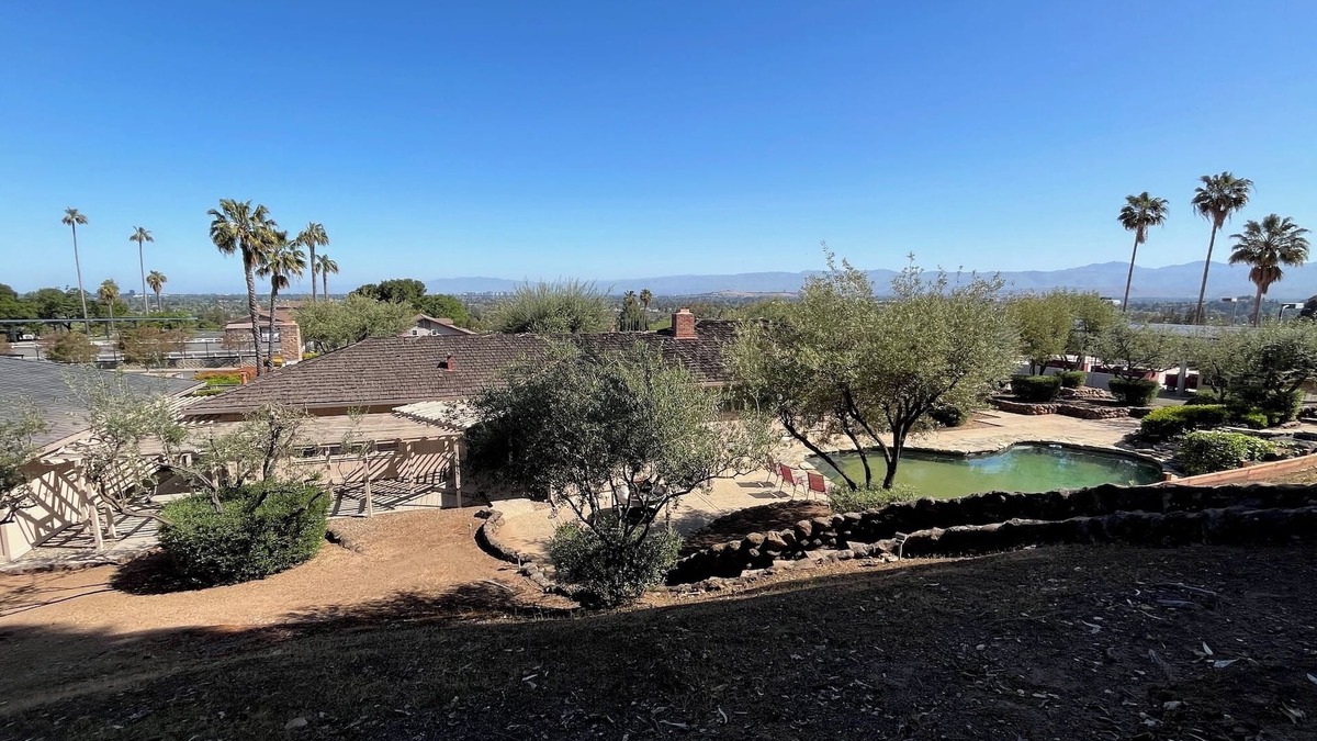 Noddin House | The Bunkhouse at Harwood Farms, Los Gatos CA. 4br, 3ba, heated pool & views