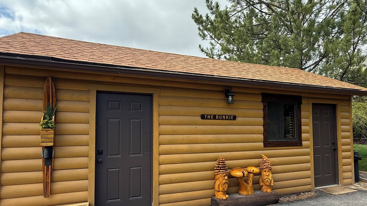 Idaho Falls Cabin | “The Bunkie” sleeps 6 in Ririe, has AC