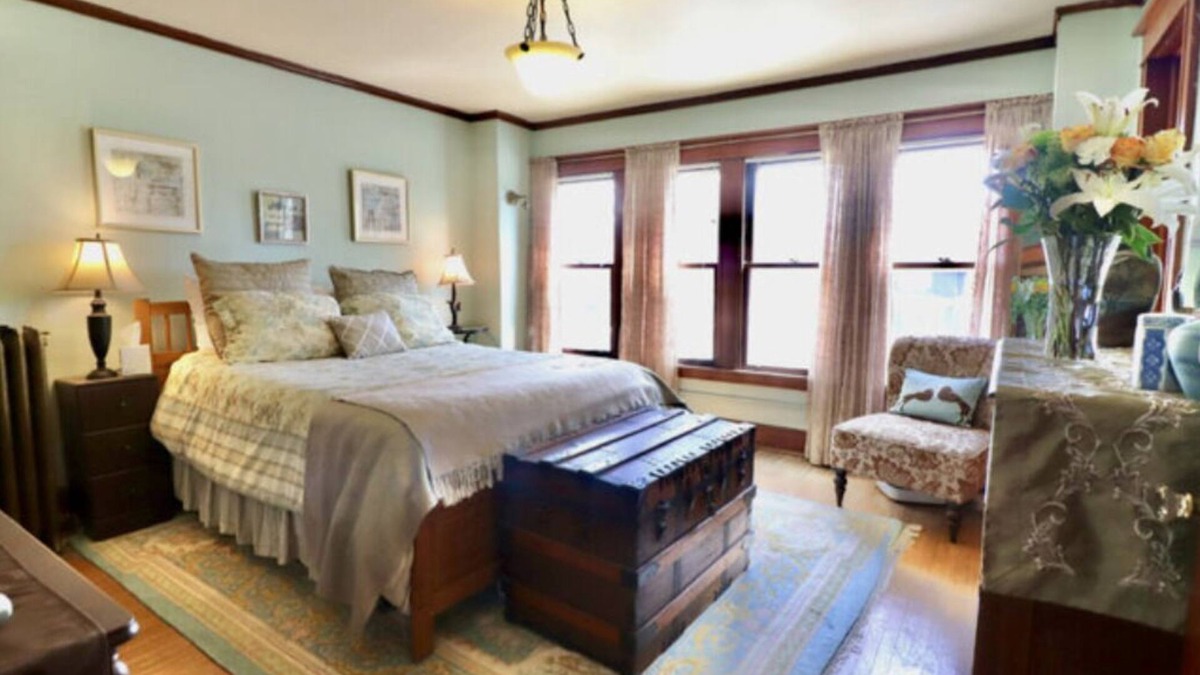 Downtown Niagara Falls Bed & Breakfast | The Burd Room w/queen bed