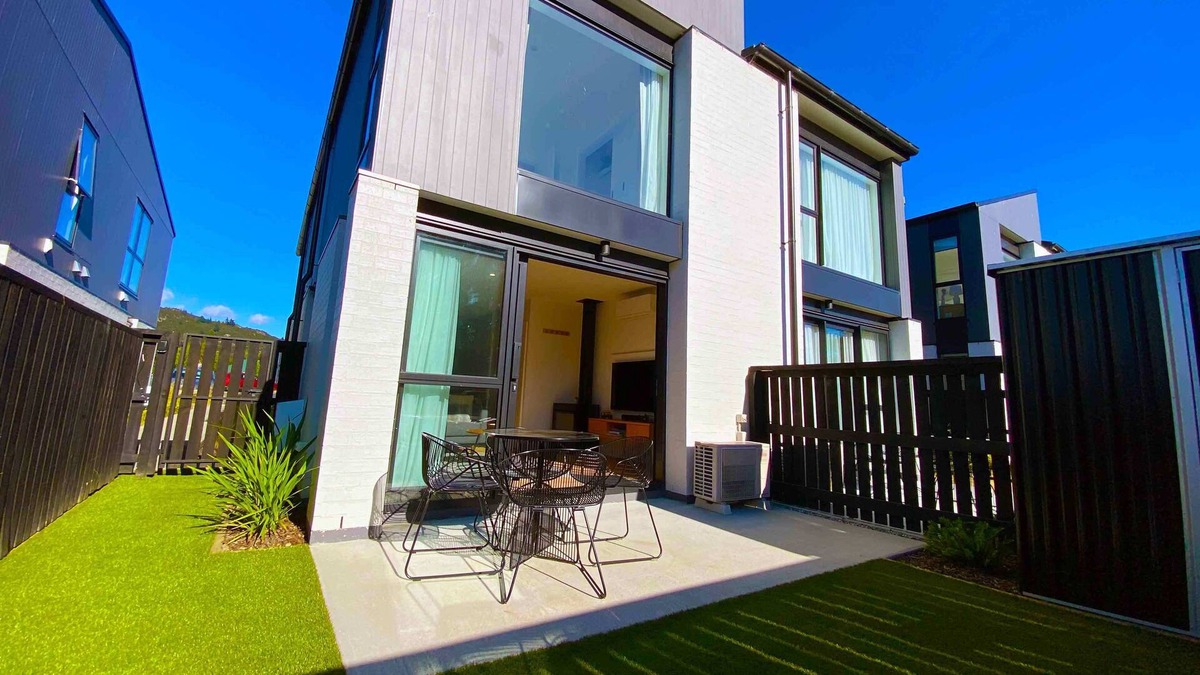 Albert Town Cottage | The Burrows Hutch – Wanaka Holiday Home