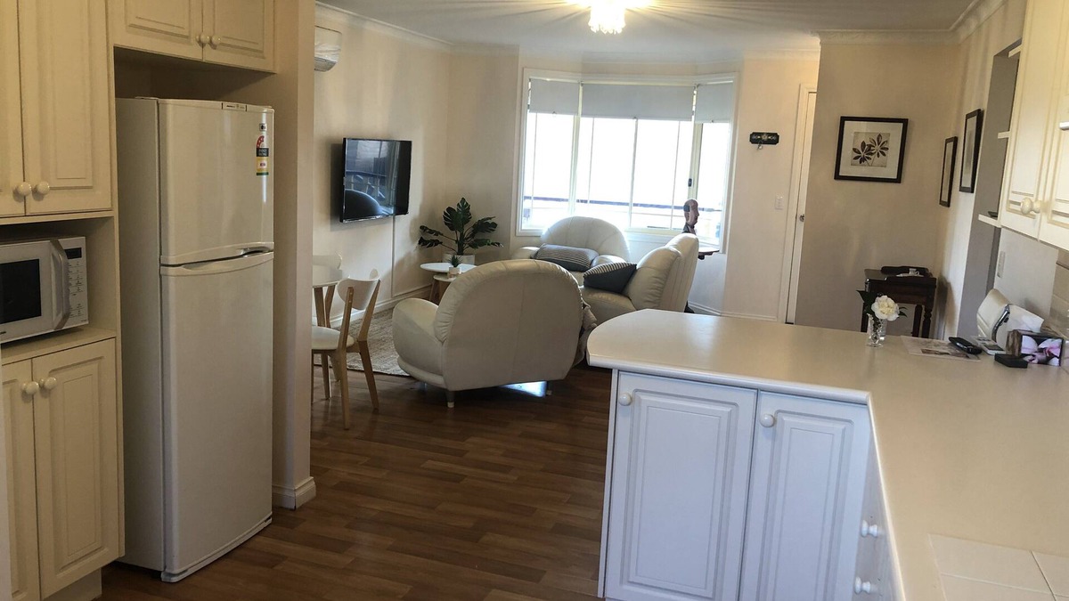 Milton Villa | "THE BUTLER"@Milton eats, theatre,2 Bdrm, 2WC,garage, wifi,Netflix,very quiet