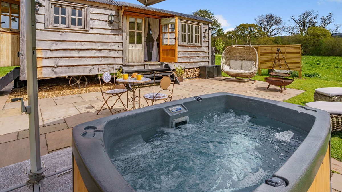 Bronllys House | The Butterfly Hut - One Bedroom House, Sleeps 2