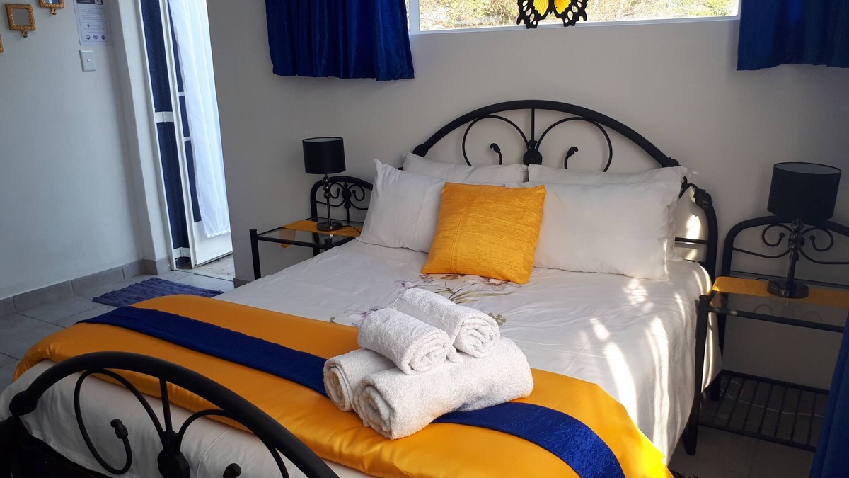 Benoni Apartment | The Butterfly Room is 15 Minutes from OR Tambo Airport. Walk to all amenities