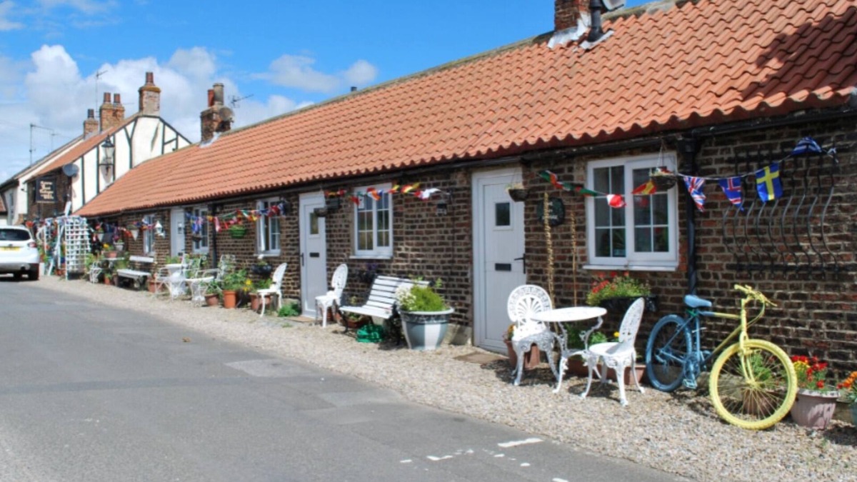 Yarm Cottage | THE BYRE COTTAGE SLEEPING 4 NEXT TO FOX COVERT PUB YARM B&B. S/C.
