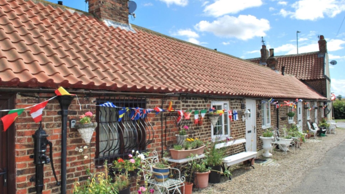 Yarm Cottage | The Byre/Paddock - Sleeping 6 lounge/2 singles/double bed/double bed en suite