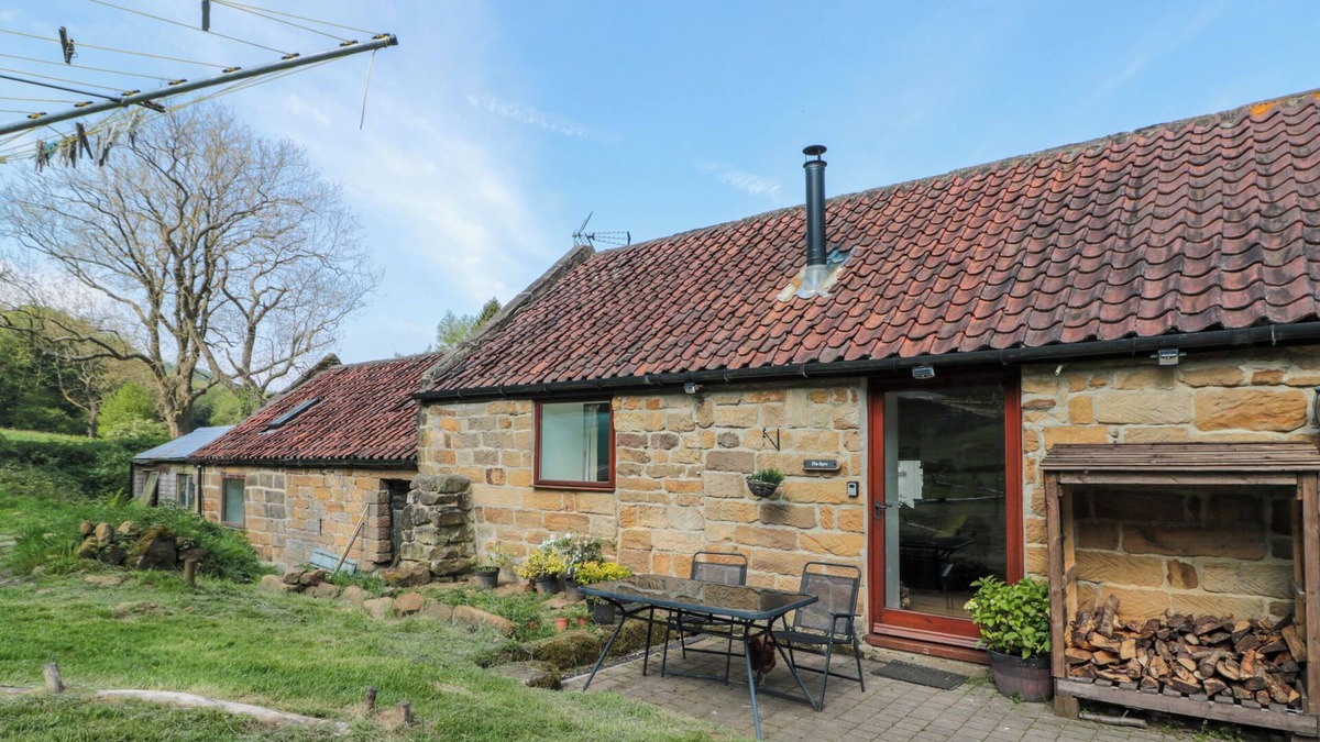 Carlton-in-Cleveland Cottage | THE BYRE, pet friendly, with open fire in Stokesley