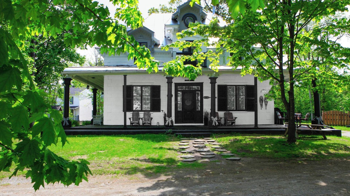 Mauricie House | The castle on the Sainte-Anne River