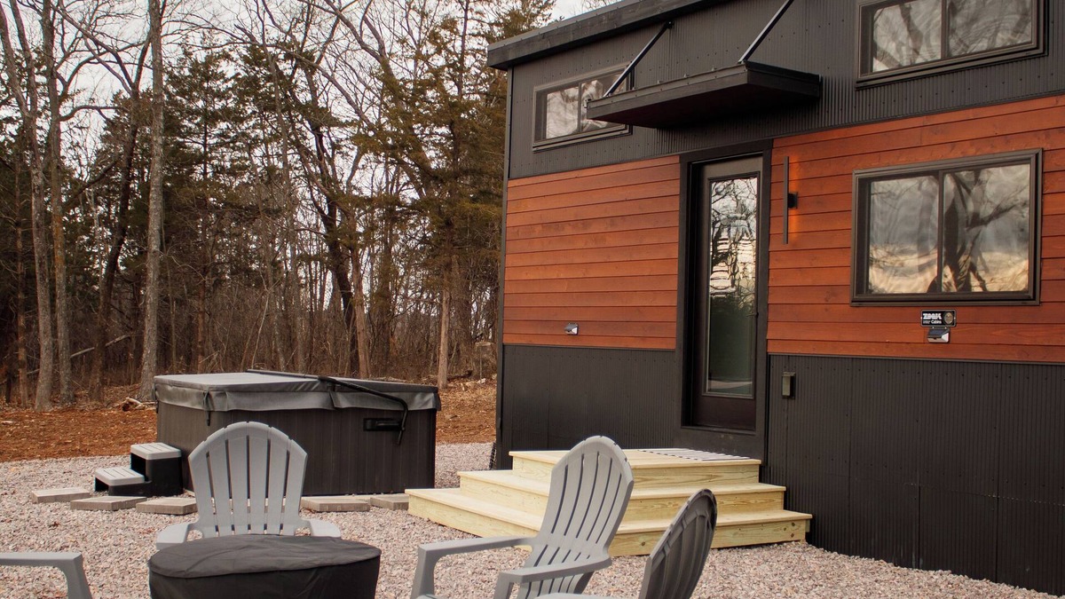 Ste Genevieve Cabin | THE CAAMP. Gorgeous 2-bedroom tiny home. Very close to the Barn/Pebble Creek
