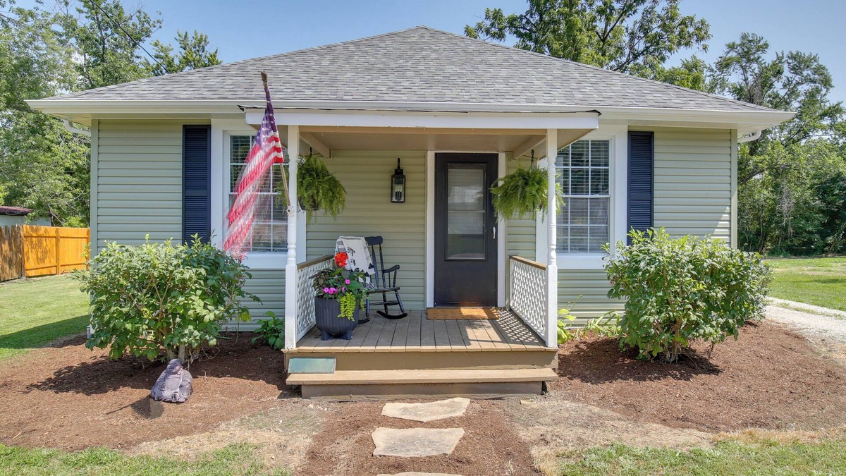 Defiance House | 'The Cabernet Cabin' Defiance Home on Katy Trail!