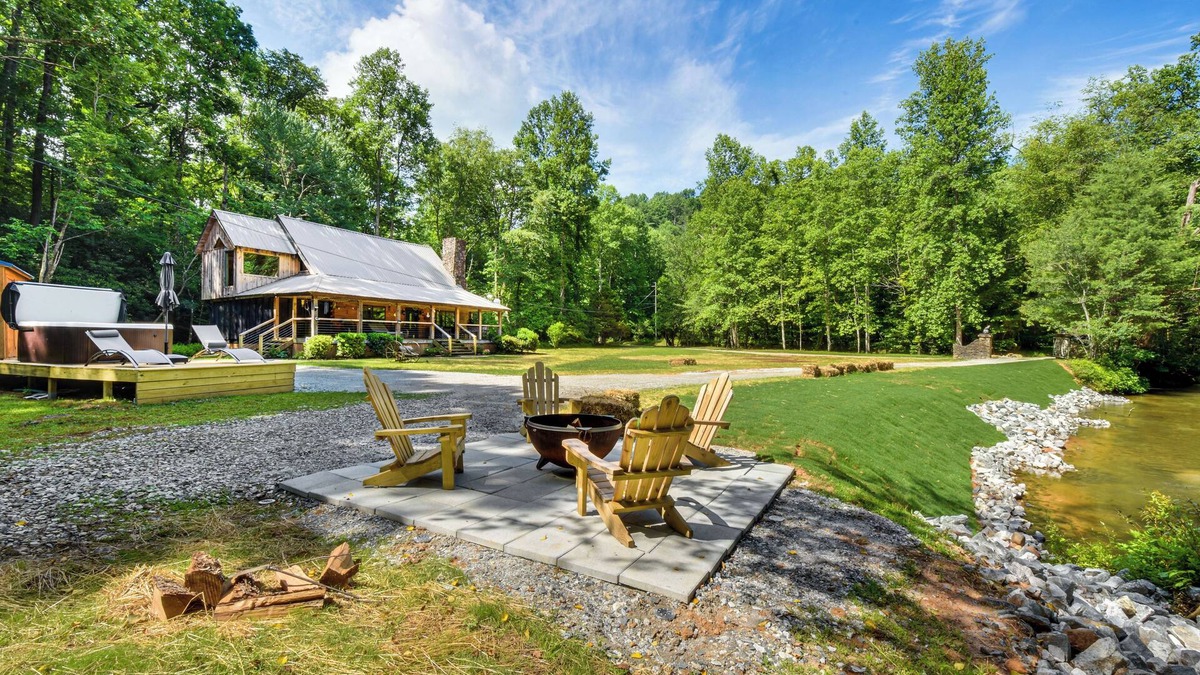 Helen Cabin | 'The Cabin at Dukes Creek' w/Fire Pit & Hot Tub!