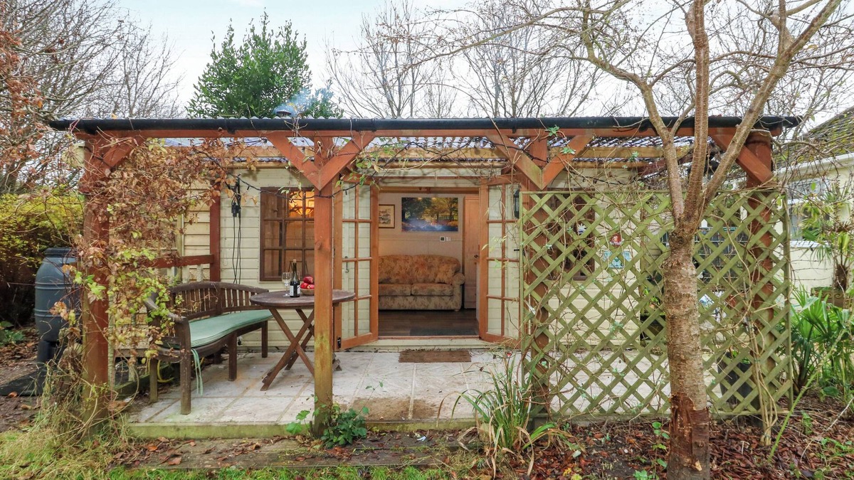 New Forest District Cottage | THE CABIN AT LITTLE TIMBERS, pet friendly, with open fire in Ringwood