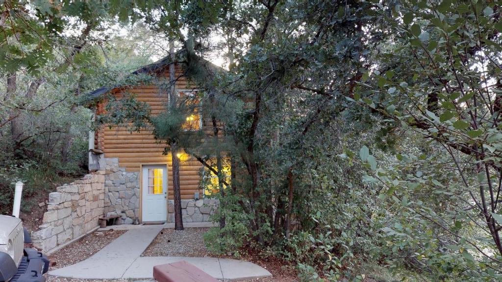 Glendale House | The Cabin at Lydia's Canyon