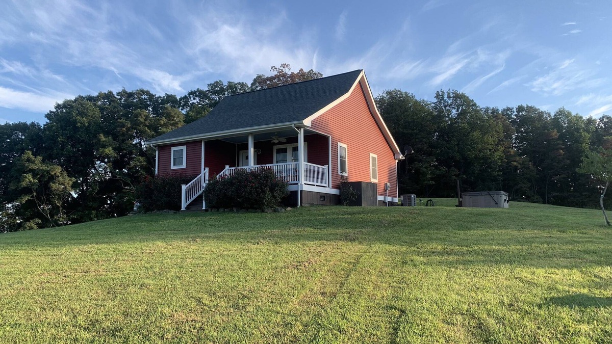 Peaks House | The Cabin at Sheep Creek: Private cabin/farmhouse with gorgeous views.