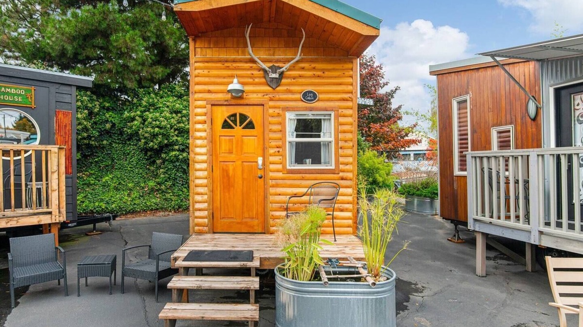 Kerns Hotel | The Cabin - Custom Tiny Home w/Log Cabin Vibe
