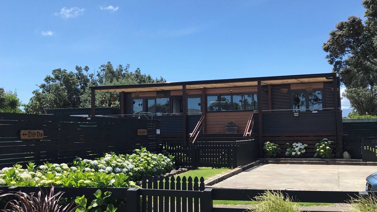 Opunake House | The Cabin-Luxury accomodation with sea views
