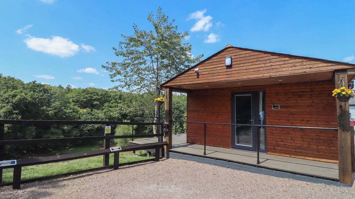 Hartshill Cottage | THE CABIN, romantic, with a garden in Hartshill