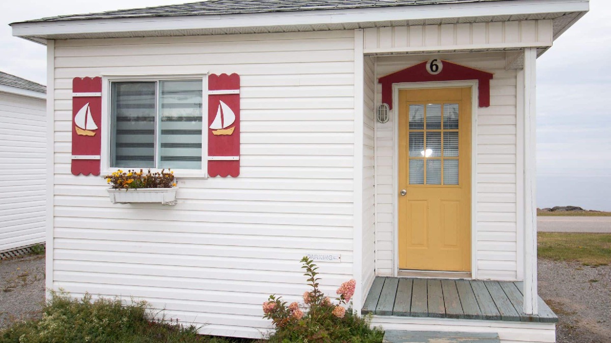 Pointe-au-Pere Ski Chalet | The Cabines du Phare are located in Rimouski by the sea. They are composed of te