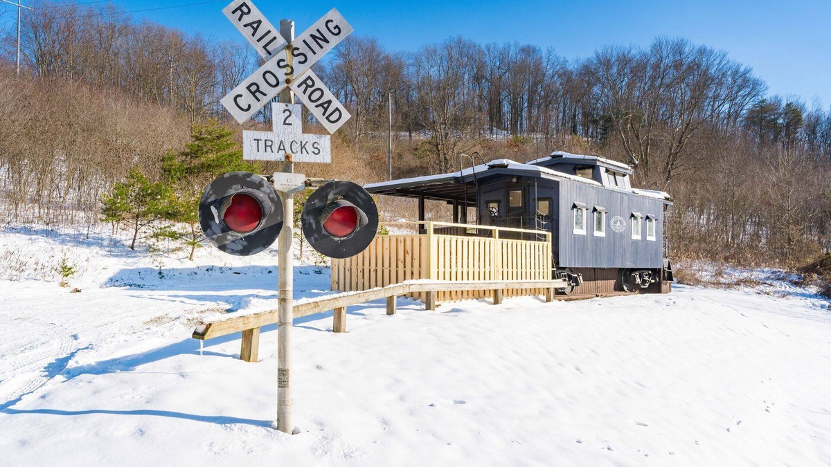Creola House | The Caboose + Pickleball l Hot Tub l Private Trail