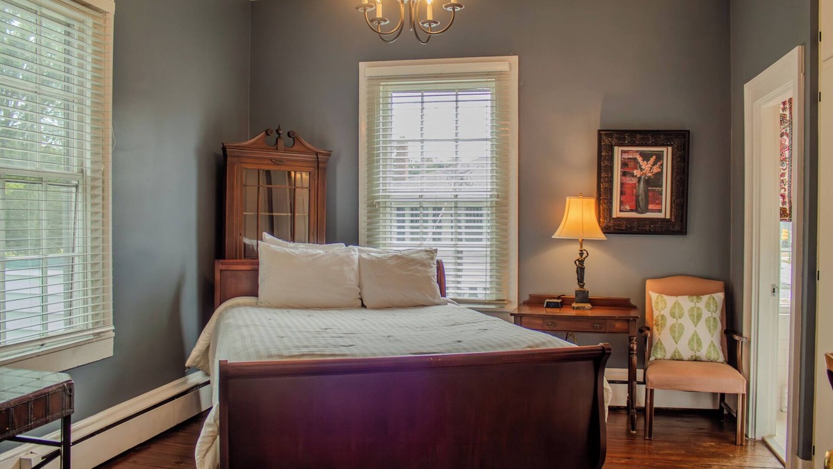 Clinton Apartment | The Camelia Room - Private Room w/Ensuite Bath in Historic Downtown Home