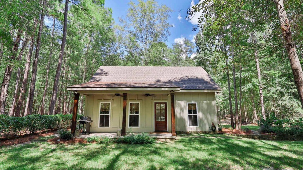 Statesboro House | The Camellia Cottage - private family space!