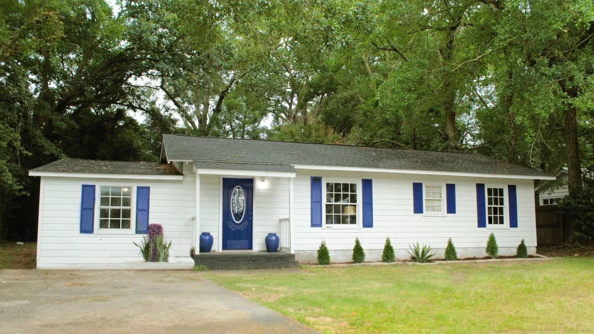 Mobile Bed & Breakfast | The Camelot House 3 Bedroom Home and Entertainment Loft
