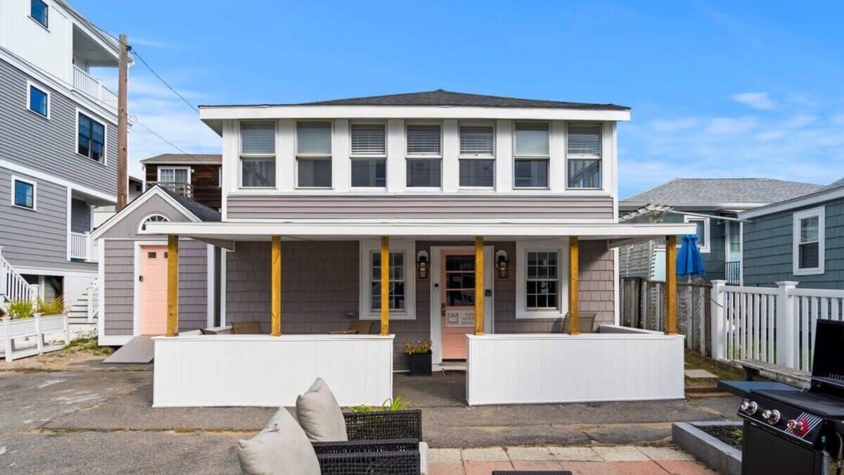 Salisbury Beach Apartment | The Cammie Cabana | Pet Friendly | Steps to Beach