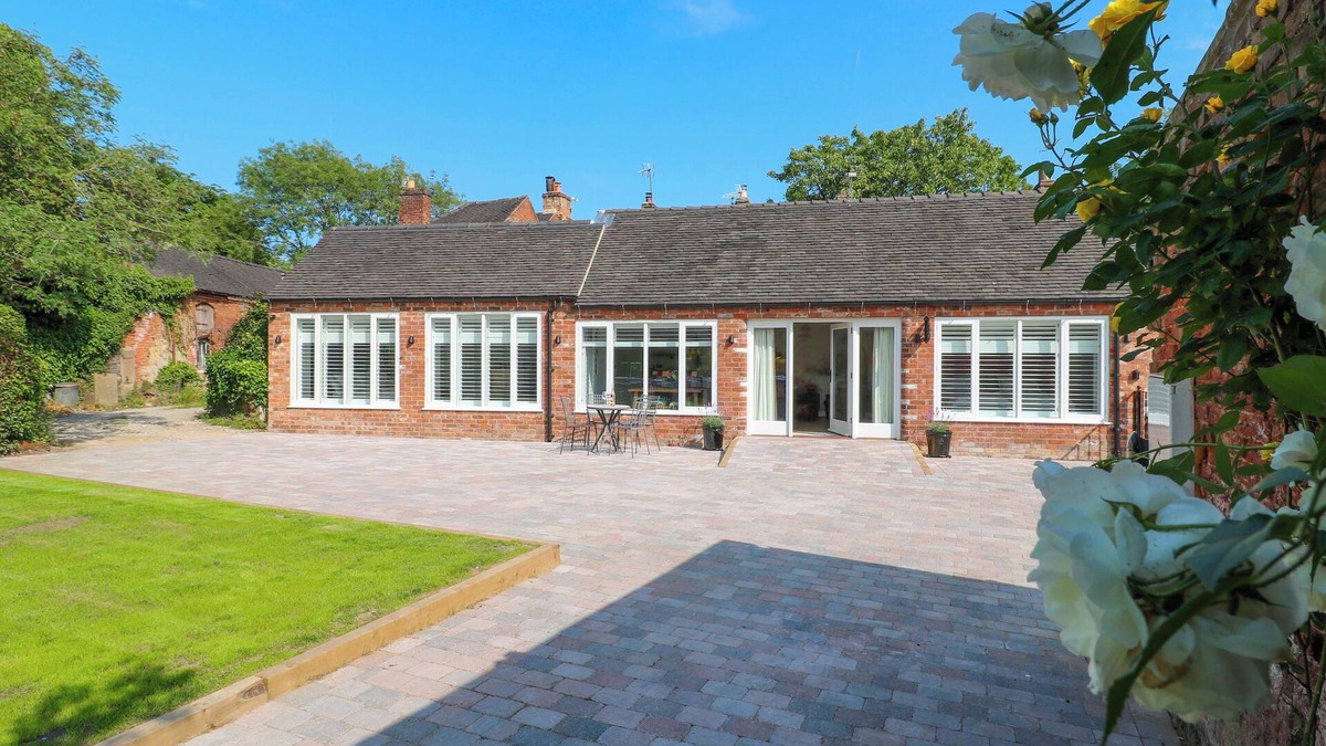 Langold Cottage | THE CANALSIDE COTTAGE, pet friendly, with a garden in Shardlow