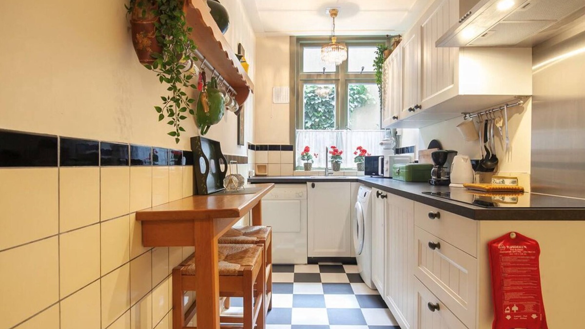 Lekkerkerk Bed & Breakfast | The Captain's Cabin with XXL bath and sauna on the river De Lek